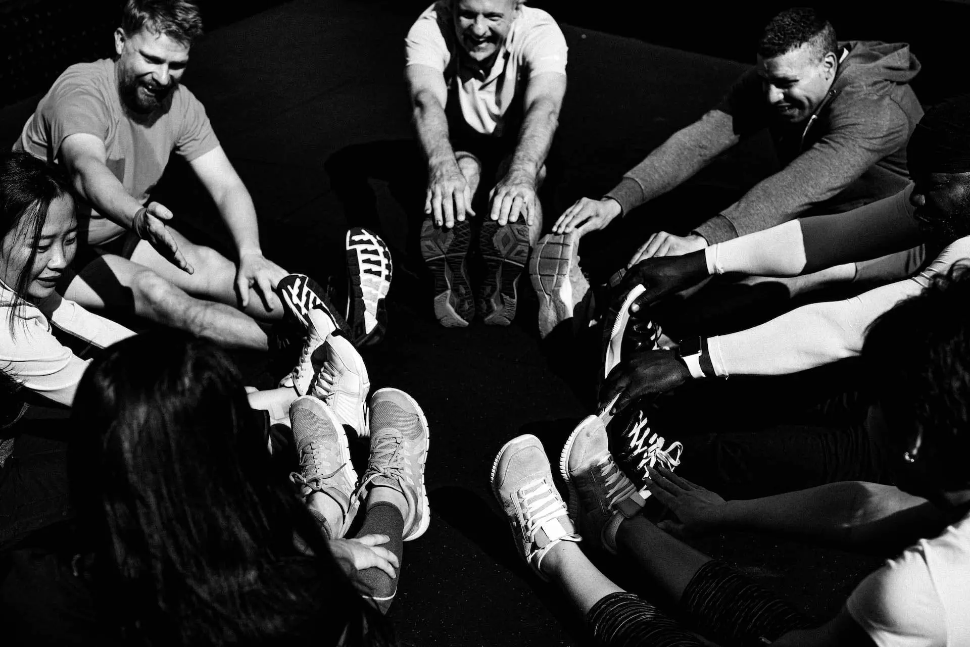 groupe faisant des étirements en cercle